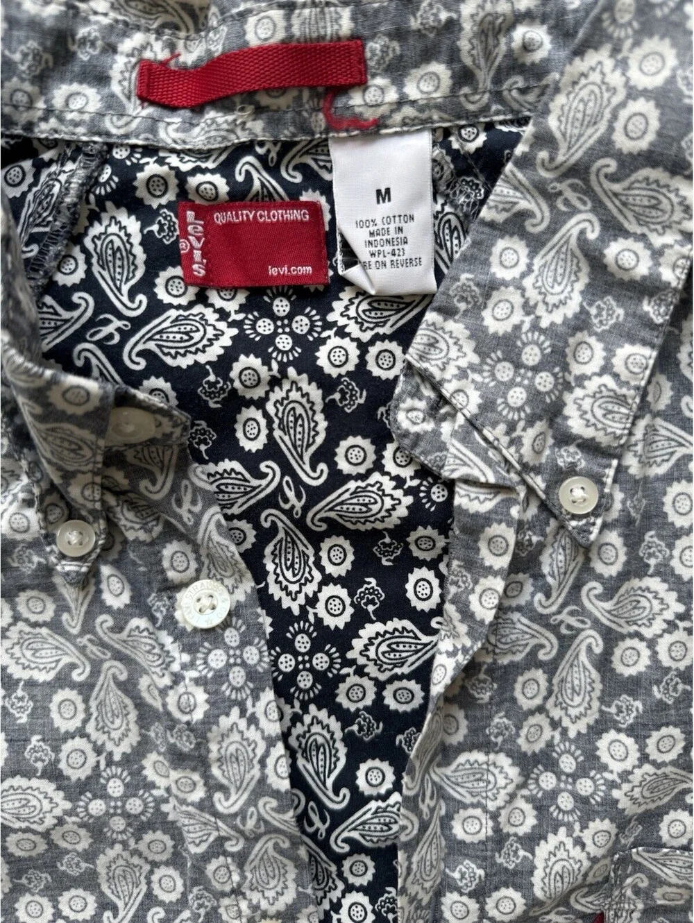 Levi’s Men Medium Paisley Floral Print Button Up Shirt gray white short sleeve